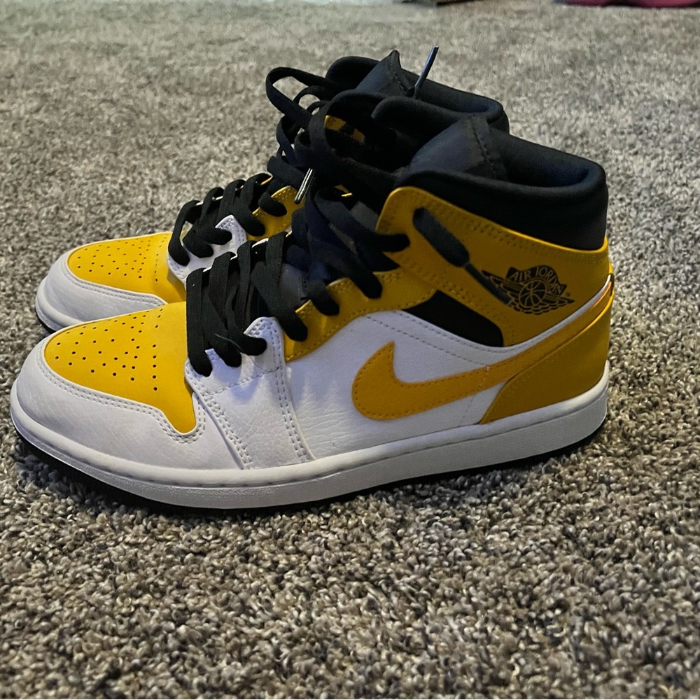 Nike Jordan 1 mid university gold